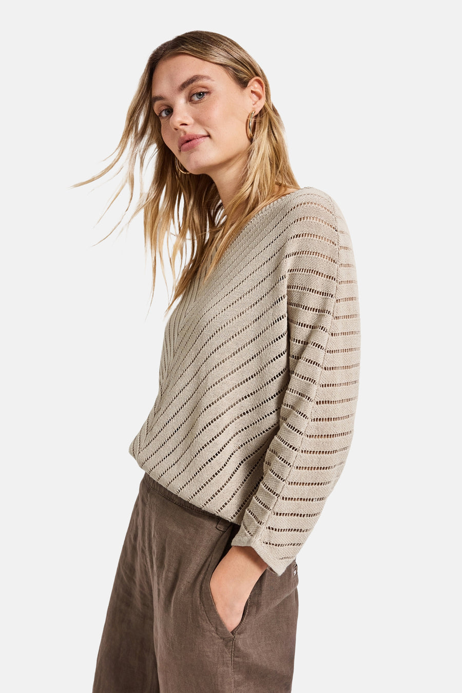 Beige ronde hals trui van Street One met een ajourpatroon, gedragen met een bruine broek.