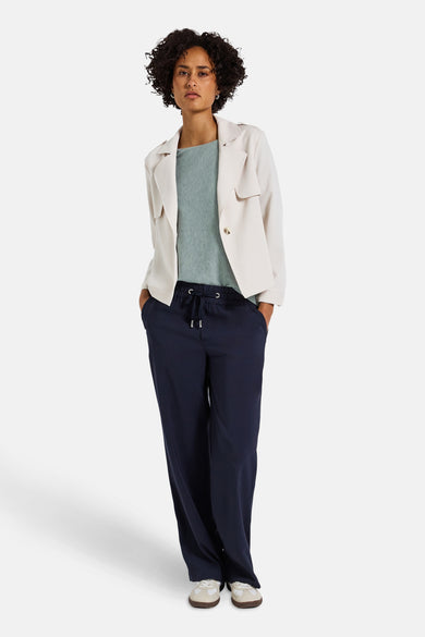 Pull col rond bleu de STREET ONE, porté avec une veste blazer beige et un pantalon bleu marine.