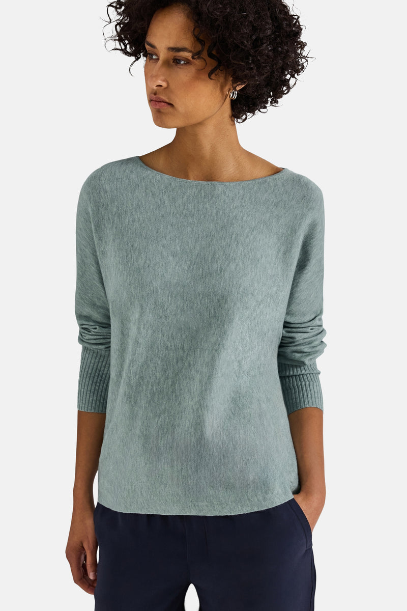 Pull col rond bleu Street One porté avec un pantalon bleu marine, manches longues.