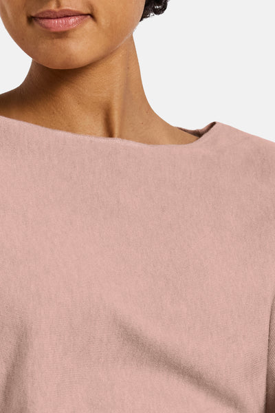 Pull col rond rose poudré de Street One, en jersey doux, porté par une femme.
