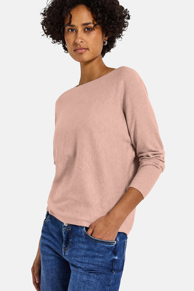 Ronde hals roze trui van Street One gedragen met een donkerblauwe jeans.