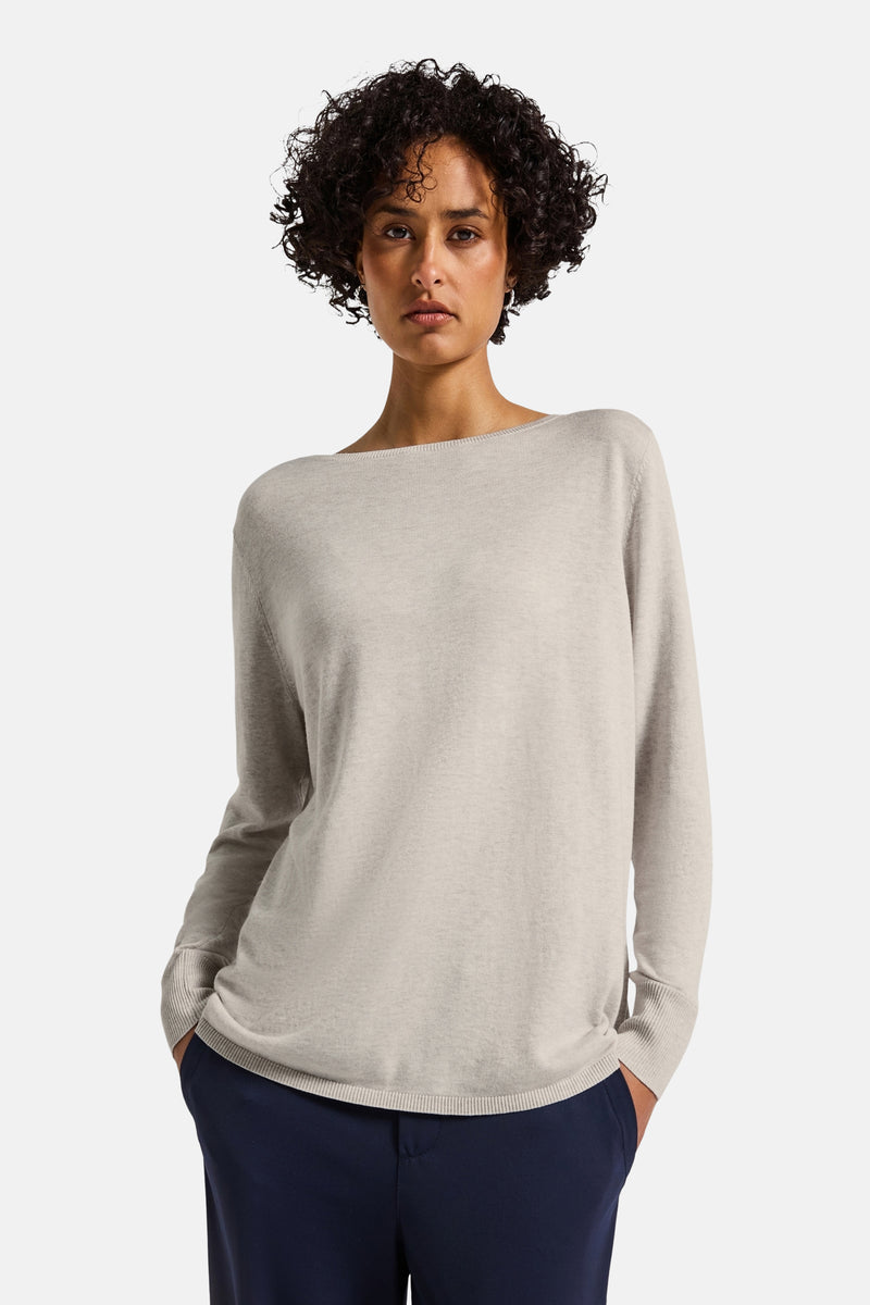 Top uni manches longues beige de STREET ONE, porté avec un pantalon bleu marine.
