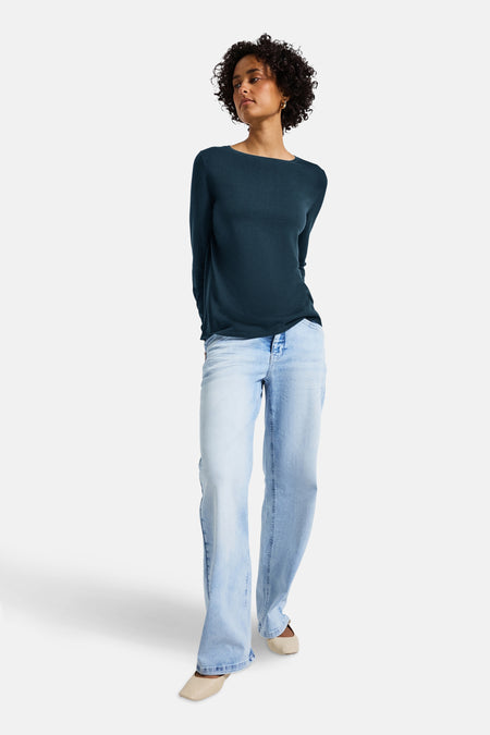 Top met lange mouwen blauw van Street One, gedragen met een wijde, uitgewassen spijkerbroek en ballerina's.