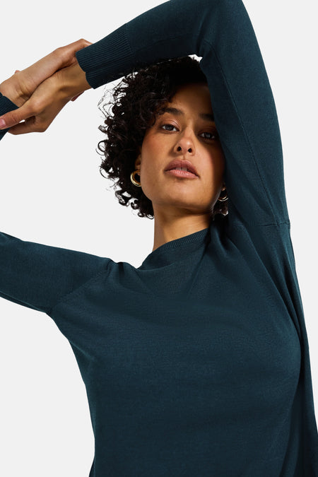 Top met lange mouwen blauw van STREET ONE, gedragen met gouden oorbellen.
