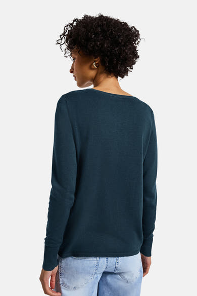 Top met lange mouwen in marineblauw van Street One, gedragen met een lichte jeans, achtergezicht.