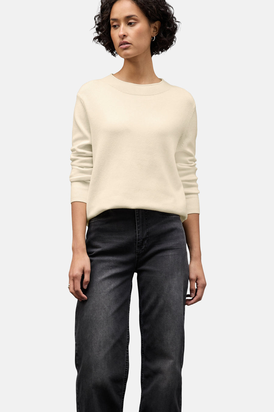 Ecru trui van STREET ONE, gedragen met een zwarte verweerde jeans.