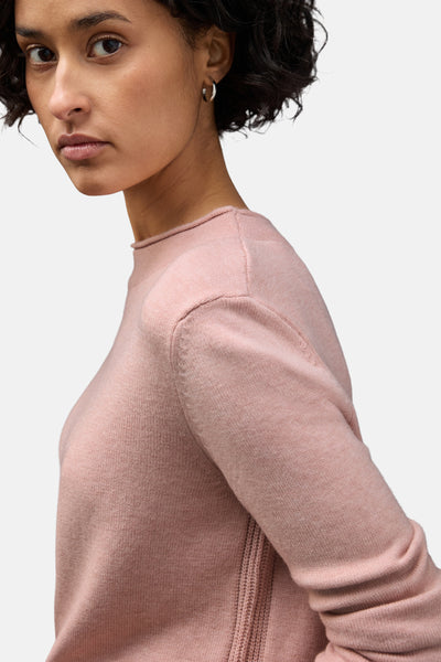 Pull rose par Street One, montrant une texture douce et un détail de couture sur le côté.