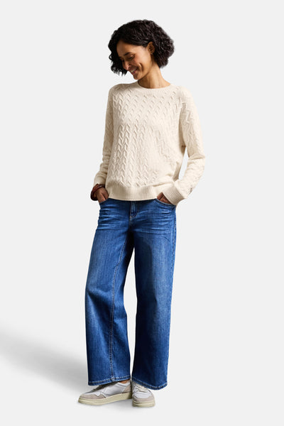 Ronde hals trui ecru van STREET ONE, gedragen met een wijde jeans en witte sneakers.