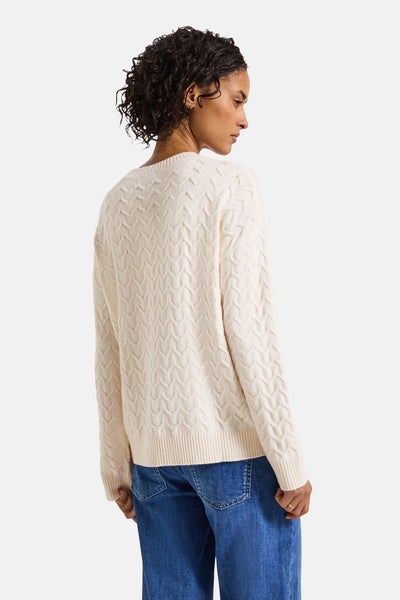 Ronde hals ecru trui van Street One, textuurpatroon en lange mouwen, gedragen met een blauwe jeans.