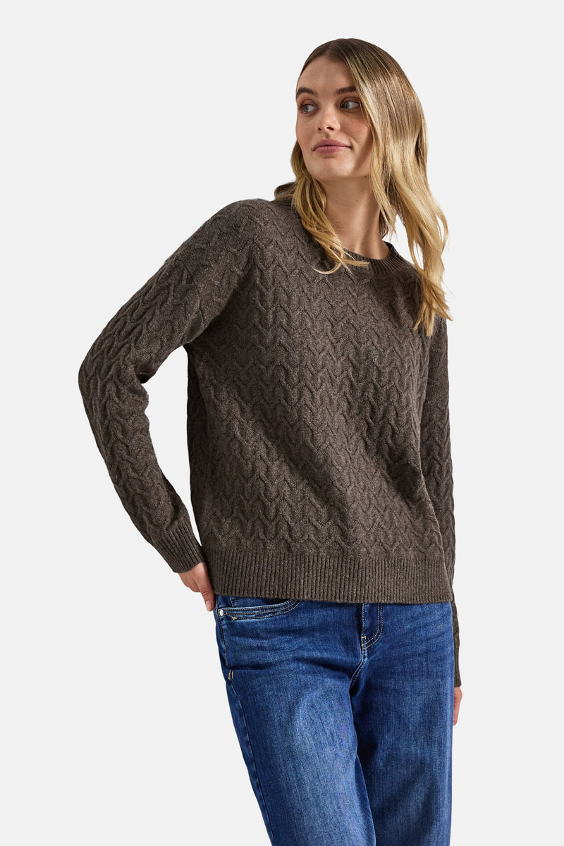 Ronde mouw in bruine geborduurde tricot van STREET ONE, gedragen met een blauwe jeans.