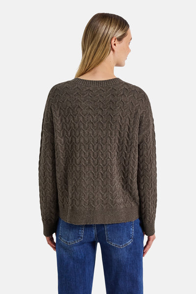 Ronde mouwdebruine Street One van Street One, met een texturé chevronsmotief, gedragen met een blauwe jeans.
