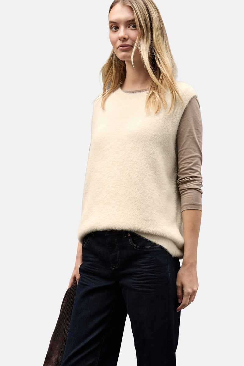 Ecru hemdje van STREET ONE, gedragen met een bruin jack en een opgerolde donkerblauwe jeans.