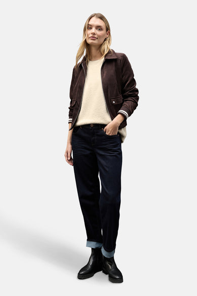 Débardeur écru de STREET ONE, porté avec un blouson marron et un jean bleu foncé retroussé.