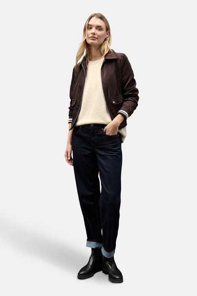 Débardeur écru de STREET ONE, porté avec un blouson marron et un jean bleu foncé retroussé.