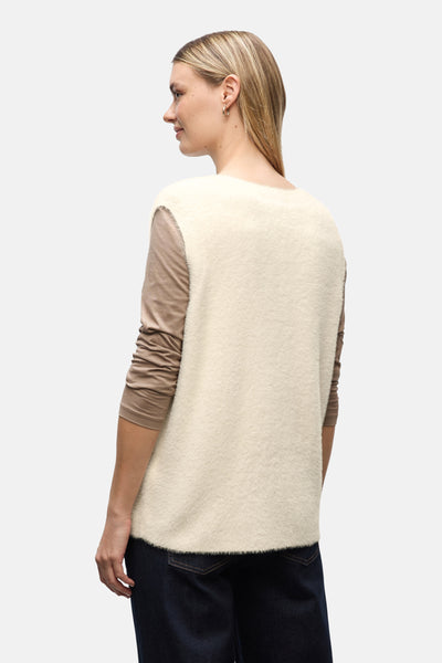 Ecru nepbont hemdtop van Street One, gedragen over een bruine top met lange mouwen en een donkere jeans.