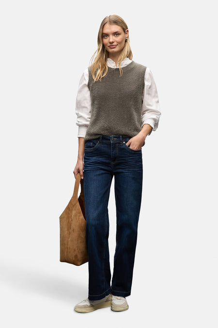 Bruin hemdje van STREET ONE, gedragen over een wit overhemd met lange mouwen, met een blauwe jeans en een bruine tas.