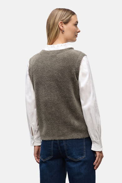 Bruin hemdje van STREET ONE gedragen over een witte blouse met ruches en een donkerblauwe jeans.