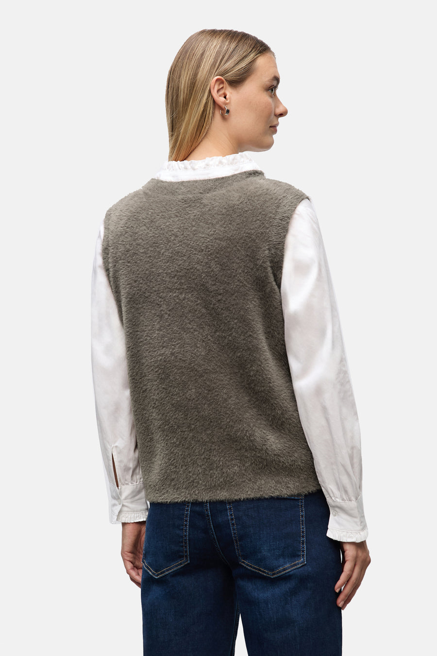 Bruin hemdje van STREET ONE gedragen over een witte blouse met ruches en een donkerblauwe jeans.