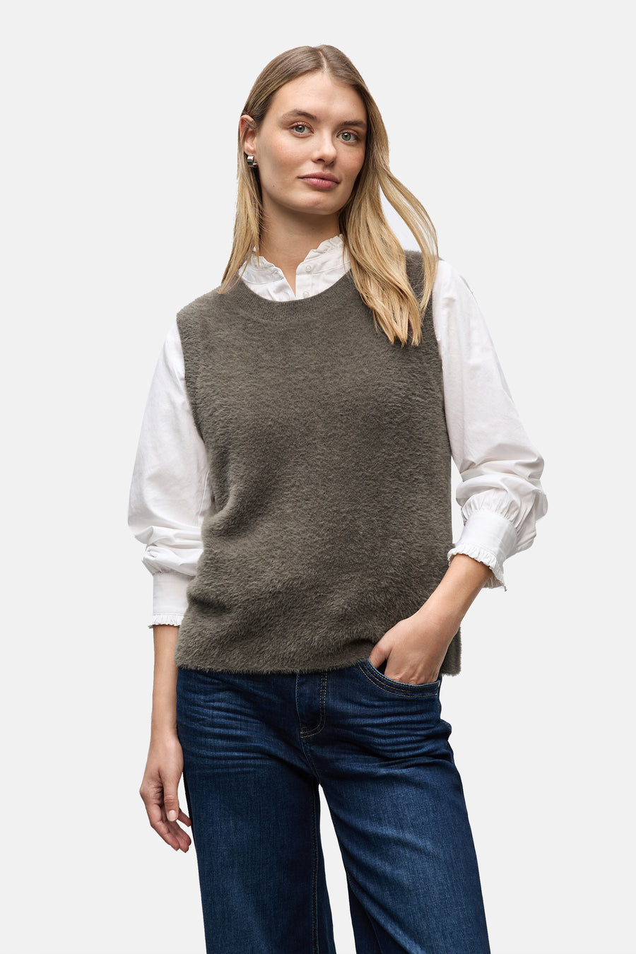 Bruin hemdje van STREET ONE, gedragen over een wit overhemd met lange mouwen en een blauwe jeans.