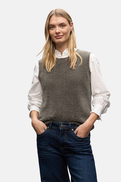 Bruin hemdje van STREET ONE, gedragen over een wit overhemd met lange mouwen en een blauwe jeans.