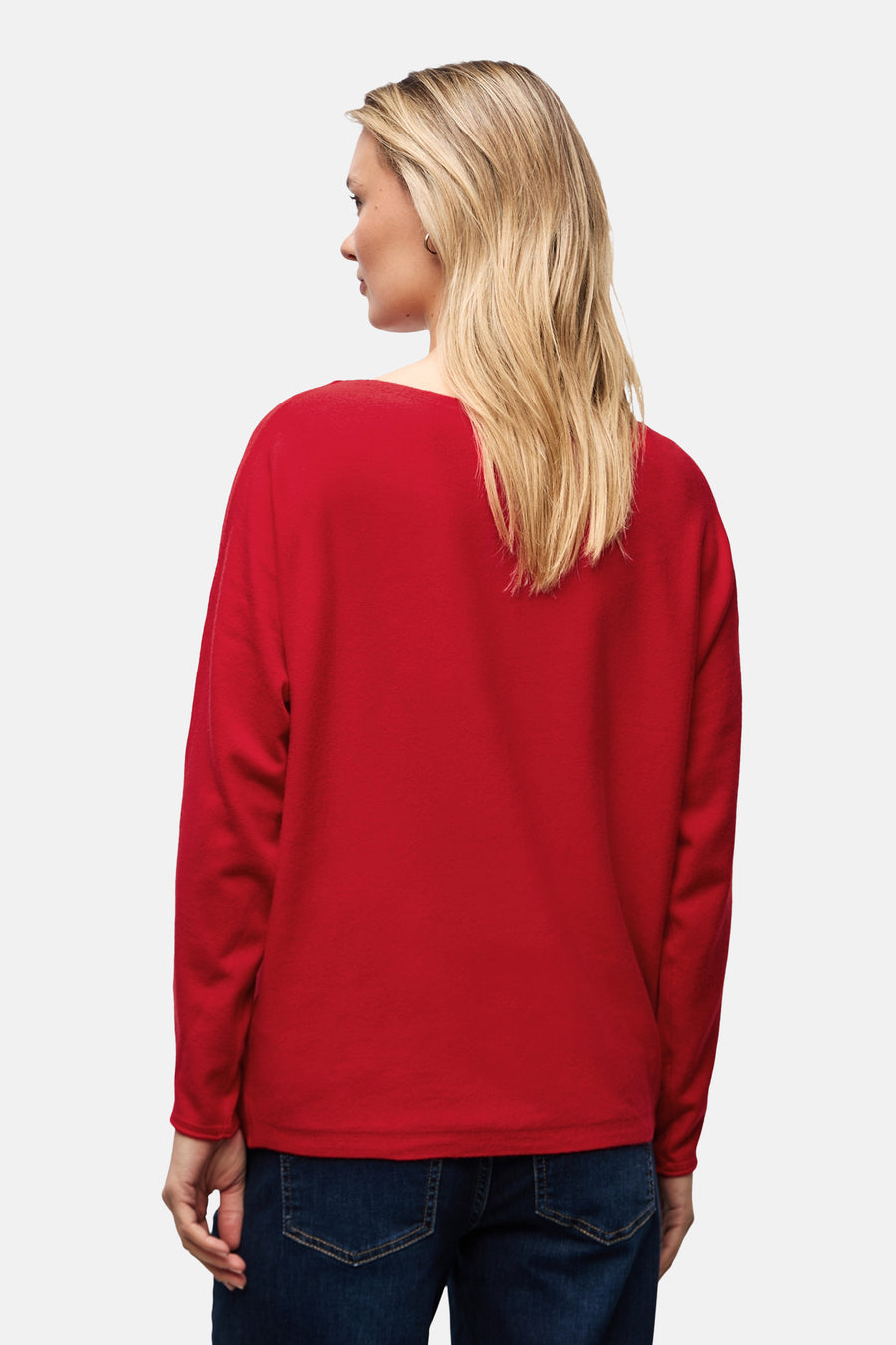 Rode rondehals-trui van STREET ONE, van achteren gezien, gedragen met een blauwe jeans.