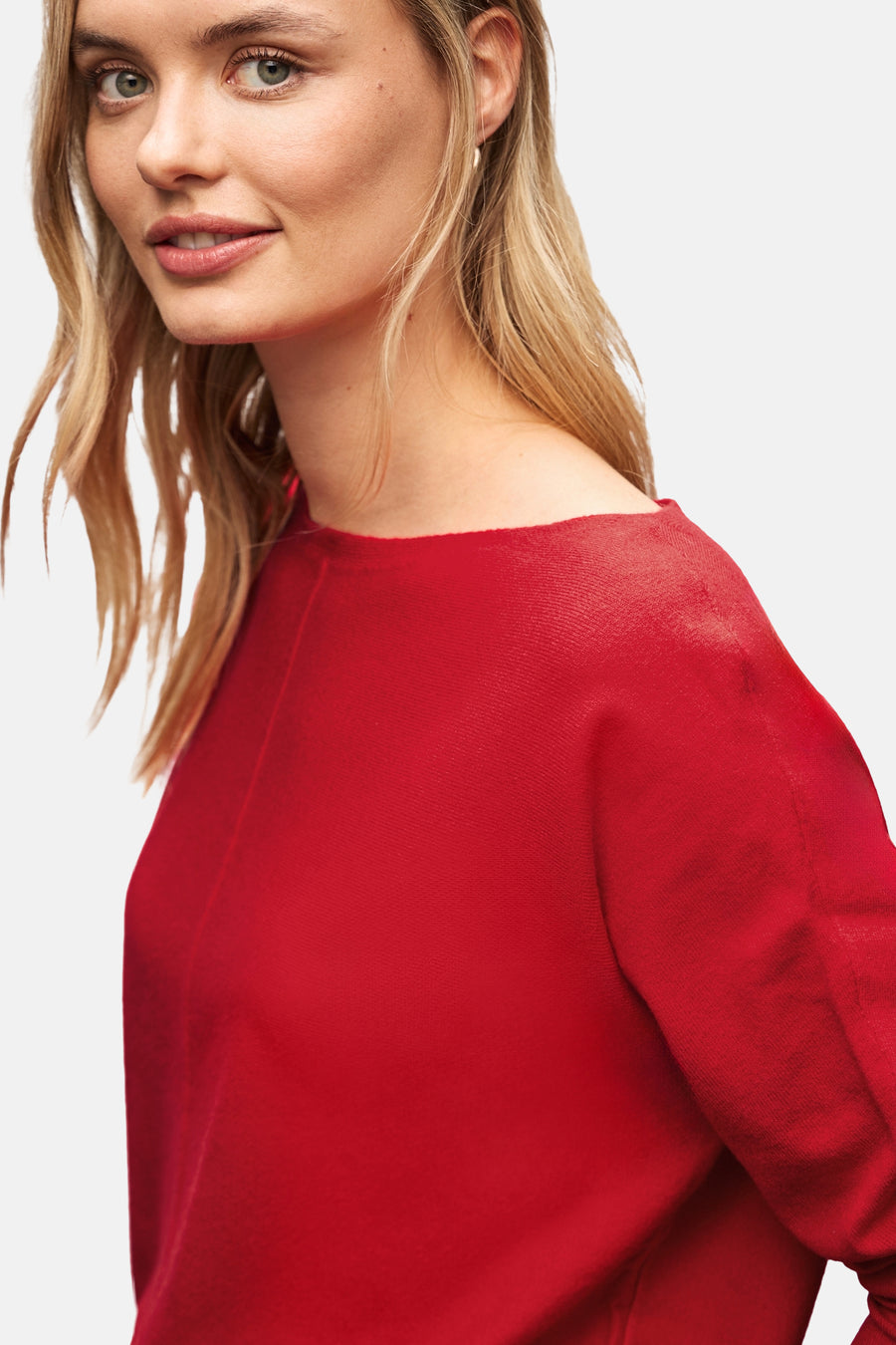 Rode trui met ronde hals van STREET ONE, gedragen door een blond model, zijwaarts gezien.