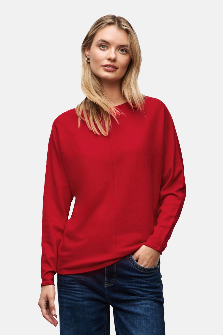 Rode rondehals-trui van STREET ONE, gedragen met een donkerblauwe jeans en losse blonde haren.