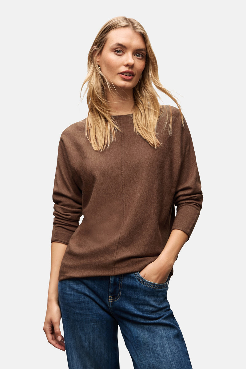 Pull à col rond brun de STREET ONE, porté avec un jean bleu foncé, sur fond clair.