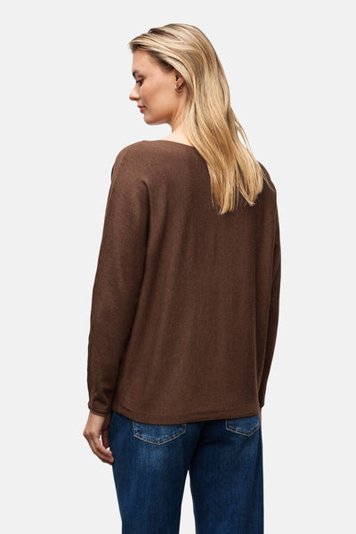 Pull à col rond en tricot marron de Street One, porté avec un jean bleu.