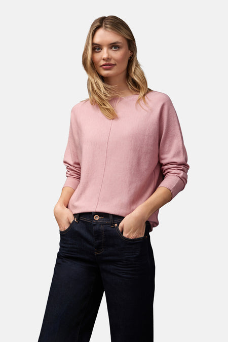 Ronde hals trui roze van Street One, gedragen met een donkerblauwe jeans en witte sneakers.