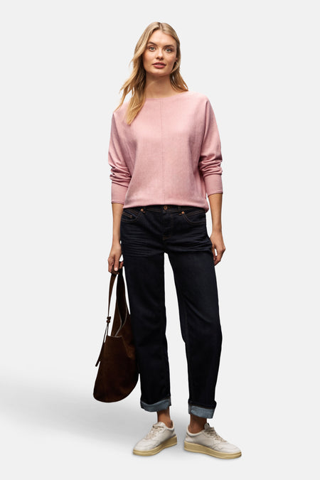 Pull à col rond rose de Street One, porté avec un jean bleu foncé et des baskets blanches.