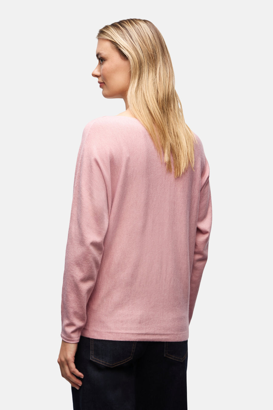 Roze rondehals trui van STREET ONE, gedragen met een donkere jeans, van achteren gezien.