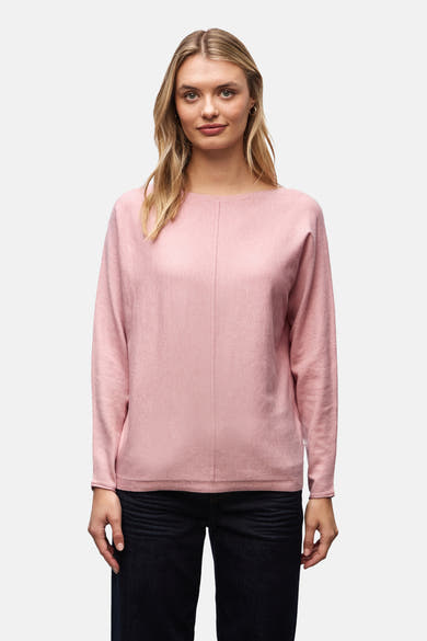Ronde hals trui roze by STREET ONE, gedragen met een donkere jeans.