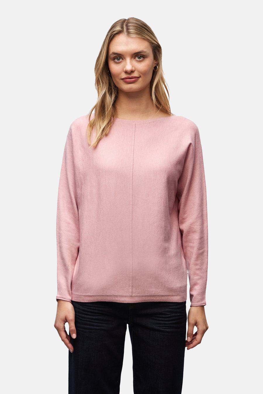 Ronde hals trui roze by STREET ONE, gedragen met een donkere jeans.