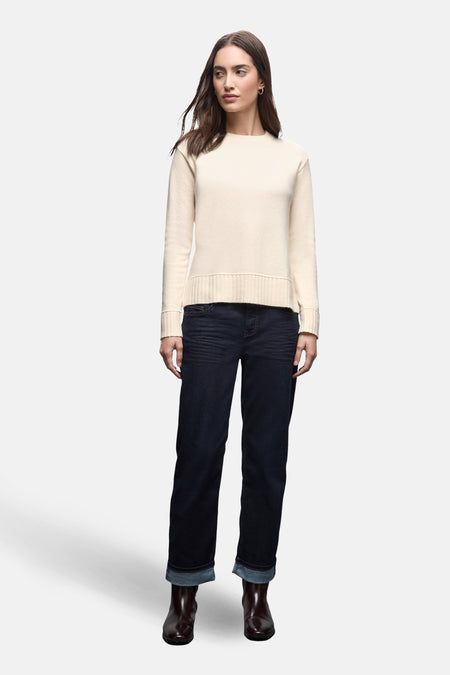Ronde hals trui van ecru katoen van Street One, gedragen met een donkerblauwe jeans met omslag en bruine enkellaarsjes.