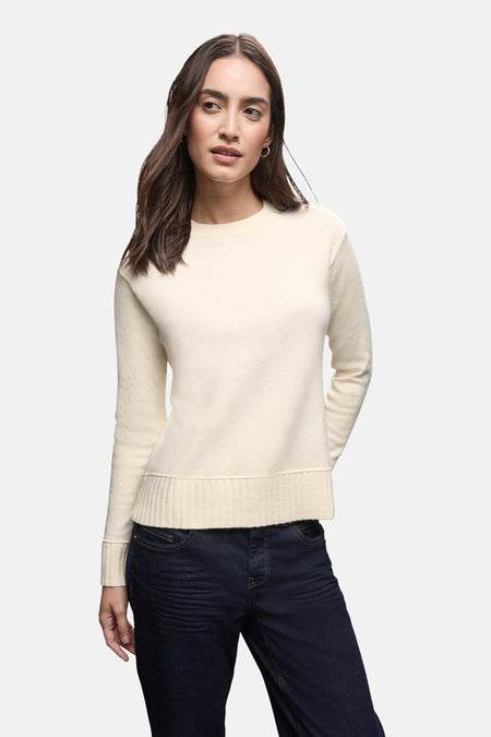 Ecru ronde hals trui van STREET ONE, gedragen met een donkerblauwe jeans, met lange mouwen.
