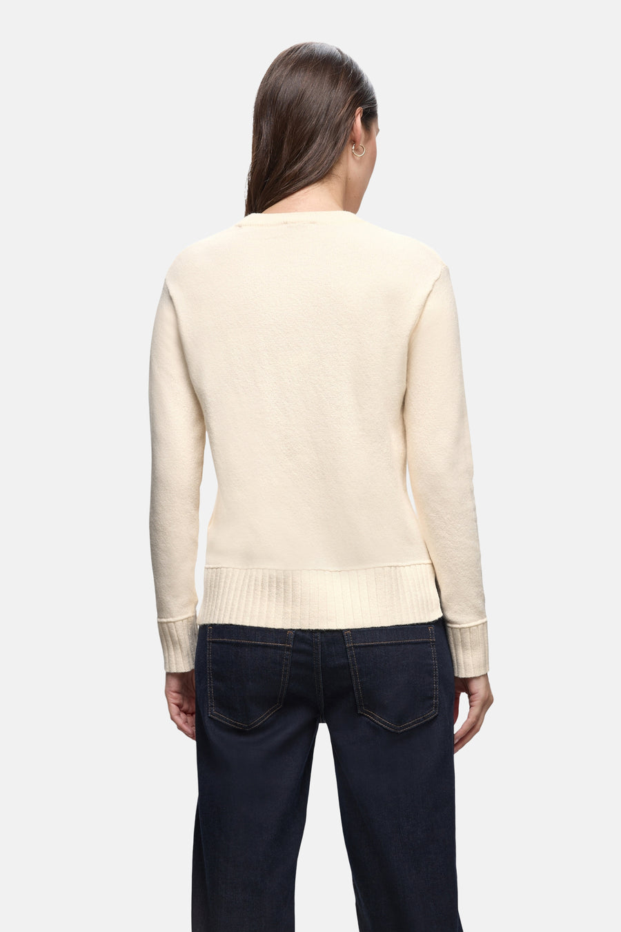 Ecru ronde hals trui van Street One, gedragen met een donkerblauwe jeans, van achteren gezien.
