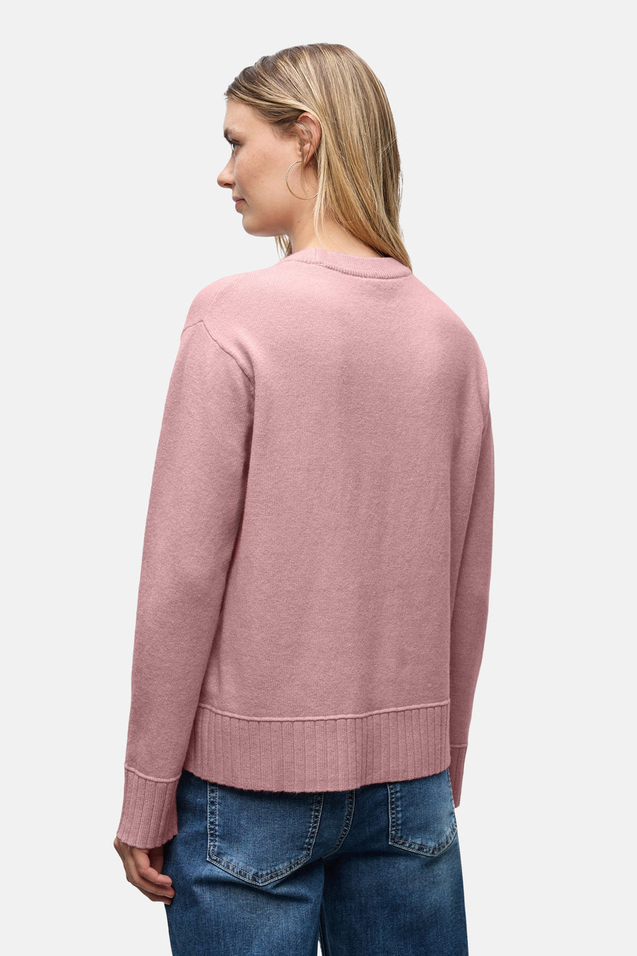 Roze trui met ronde hals van Street One, gedragen met een blauwe jeans, achterzijde.