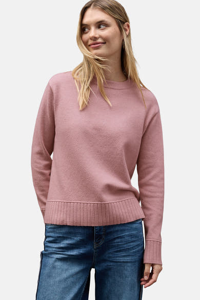 Ronde hals trui roze van STREET ONE, gedragen met een blauwe spijkerbroek.
