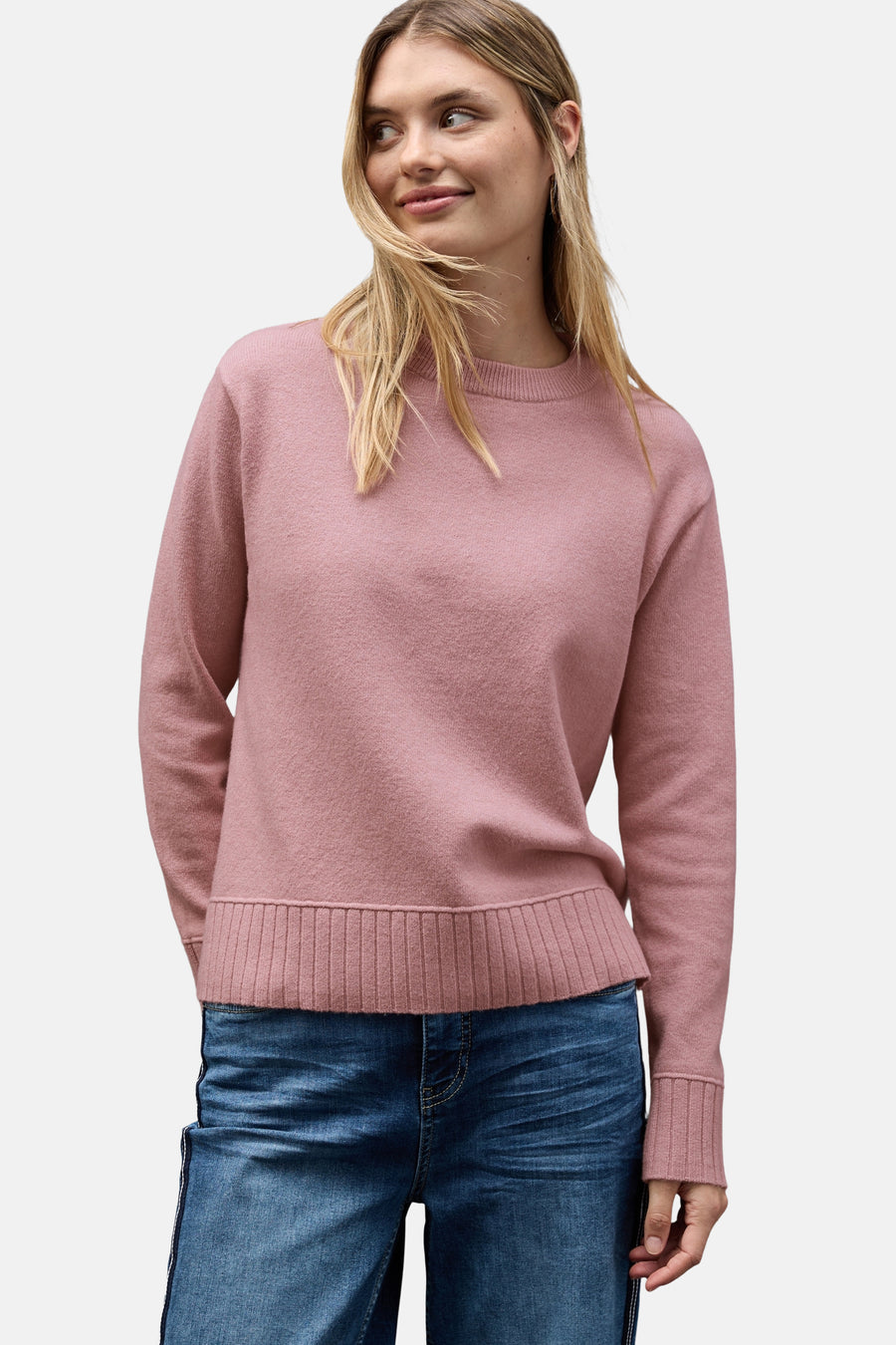 Ronde hals trui roze van STREET ONE, gedragen met een blauwe spijkerbroek.