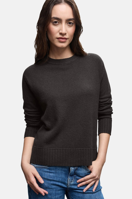 Bruine ronde trui van Street One, gedragen met een wijde blauwe jeans en zwarte schoenen.