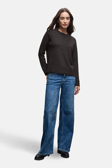 Pull à col rond brun de Street One, porté avec un jean ample bleu et des chaussures noires.
