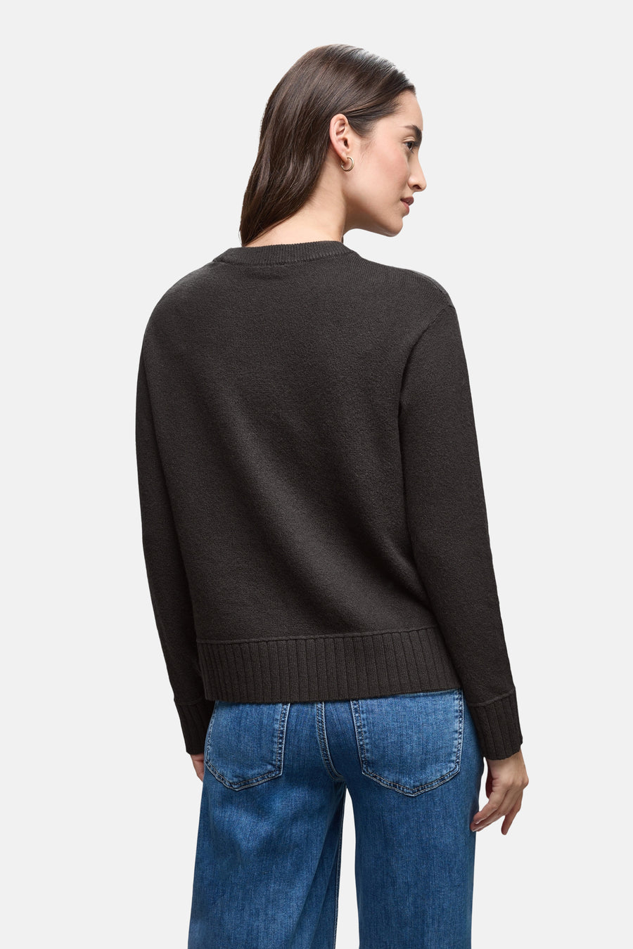 Bruine ronde bruine van Street One, gedragen met een hoge taille blauwe jeans.