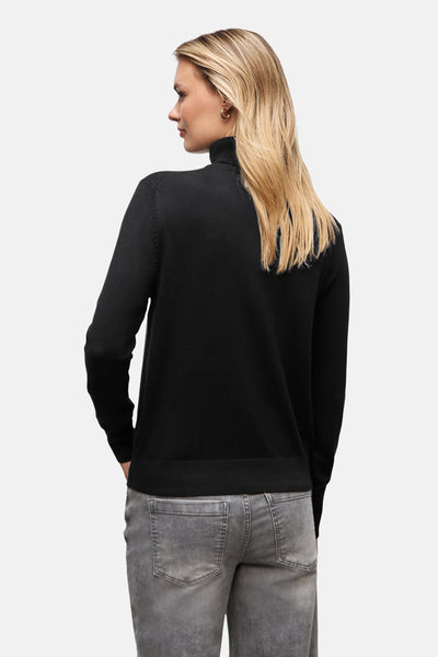 Zwarte coltrui van Street One, gedragen met een grijze jeans, achterzicht.