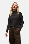 Bruine trui met opstaande kraag van STREET ONE, gedragen met een bruine broek en een handtas.