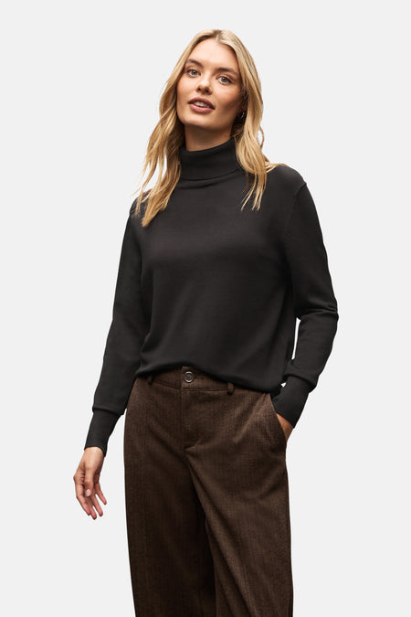 Bruine trui met opstaande kraag van STREET ONE, gedragen met een bruine broek en een handtas.