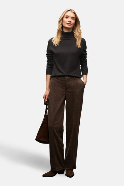 Pull col montant brun de STREET ONE, porté avec un pantalon marron et un sac à main.