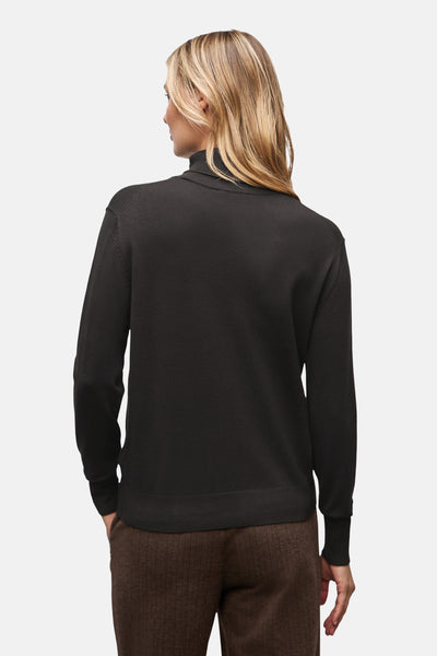 Pull col montant brun de STREET ONE, manches longues, porté avec un pantalon marron texturé, vue de dos.
