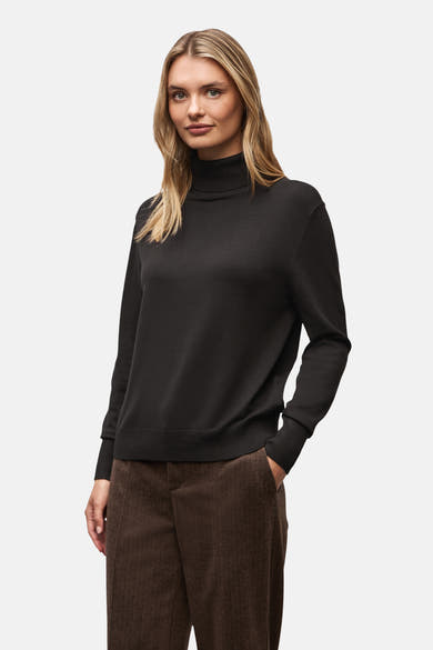 Bruine trui met opstaande kraag van Street One, gedragen met een bruine corduroy broek.