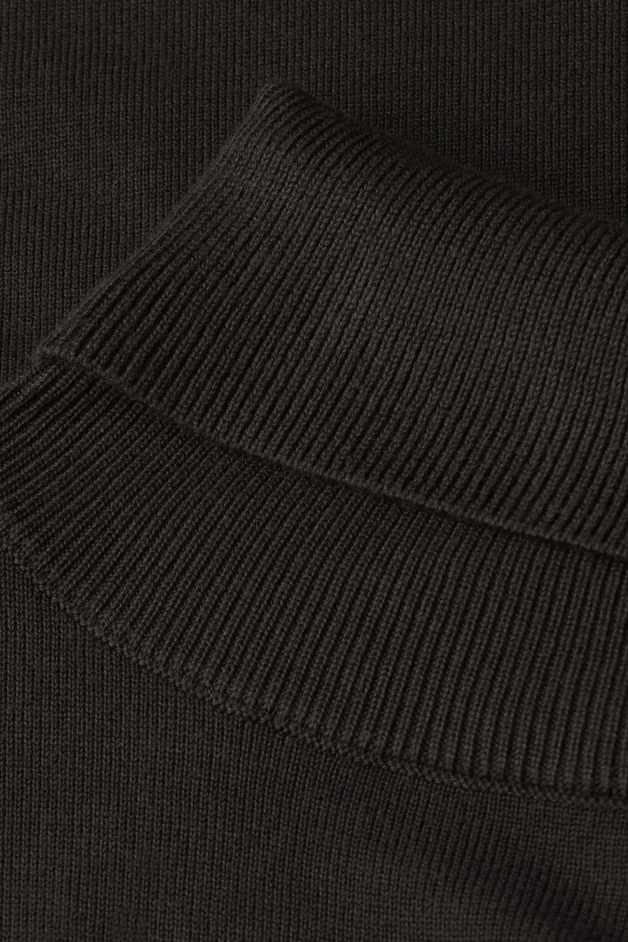 Trui met opstaande kraag bruin van STREET ONE, ribgebreide textuur, opgerolde coltrui detail.